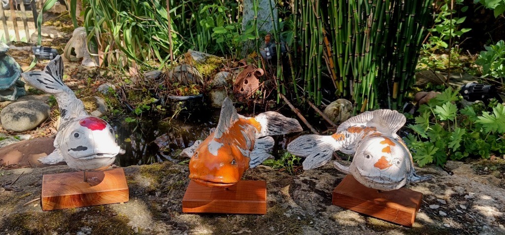 Les carpes koï sur bois