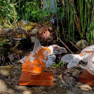 Les carpes koï sur bois